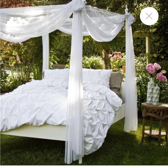 Crane & Canopy Other - White Valencia Pintuck Luxurious King Duvet Cover and Two King Shams